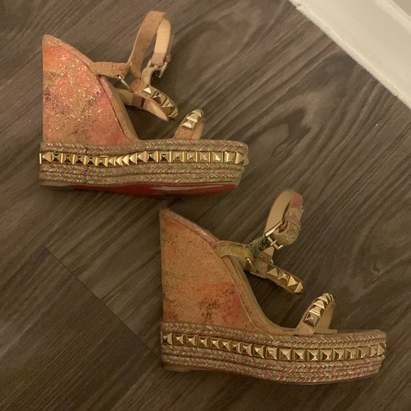 Authentic Louboutin Cork Bloom Print Cataclou Studded Wedge Sandals in Light Gol - Picture 16 of 17